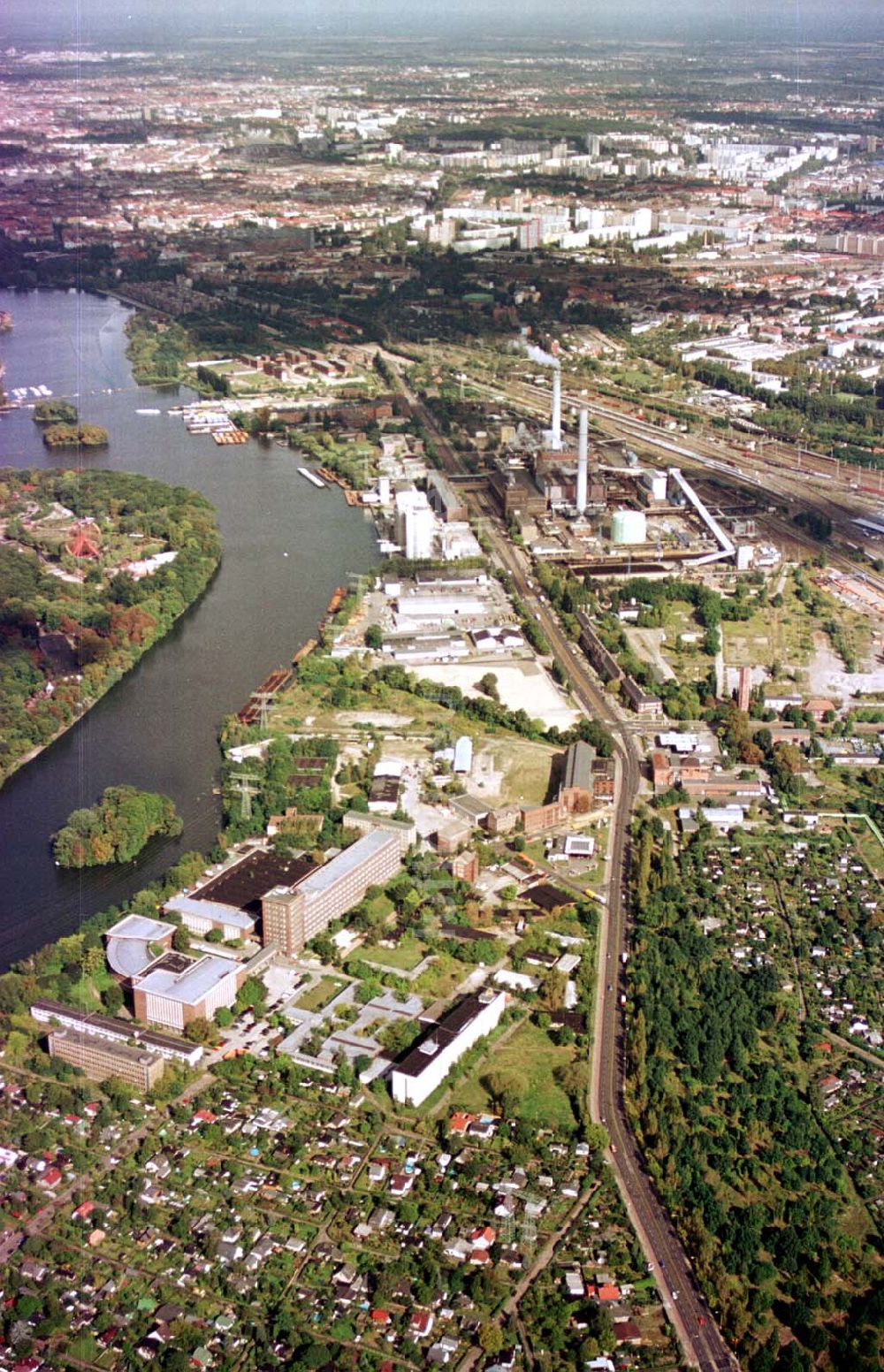 Luftbild Berlin - Adlershof - Gelände des ehemaligen DDR-Rundfunks an der Nalepastraße in Berlin-Schöneweide 31.08.2002