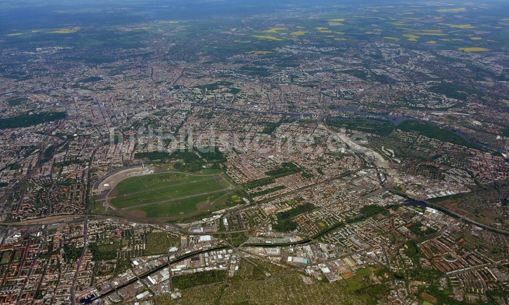 Luftbild Berlin - Gelände des ehemaligen Flughafens Berlin-Tempelhof Tempelhofer Freiheit in Berlin