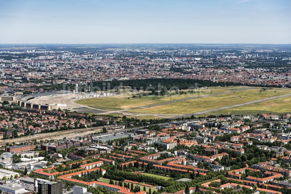 Berlin von oben - Gelände des ehemaligen Flughafens Berlin-Tempelhof Tempelhofer Freiheit in Berlin