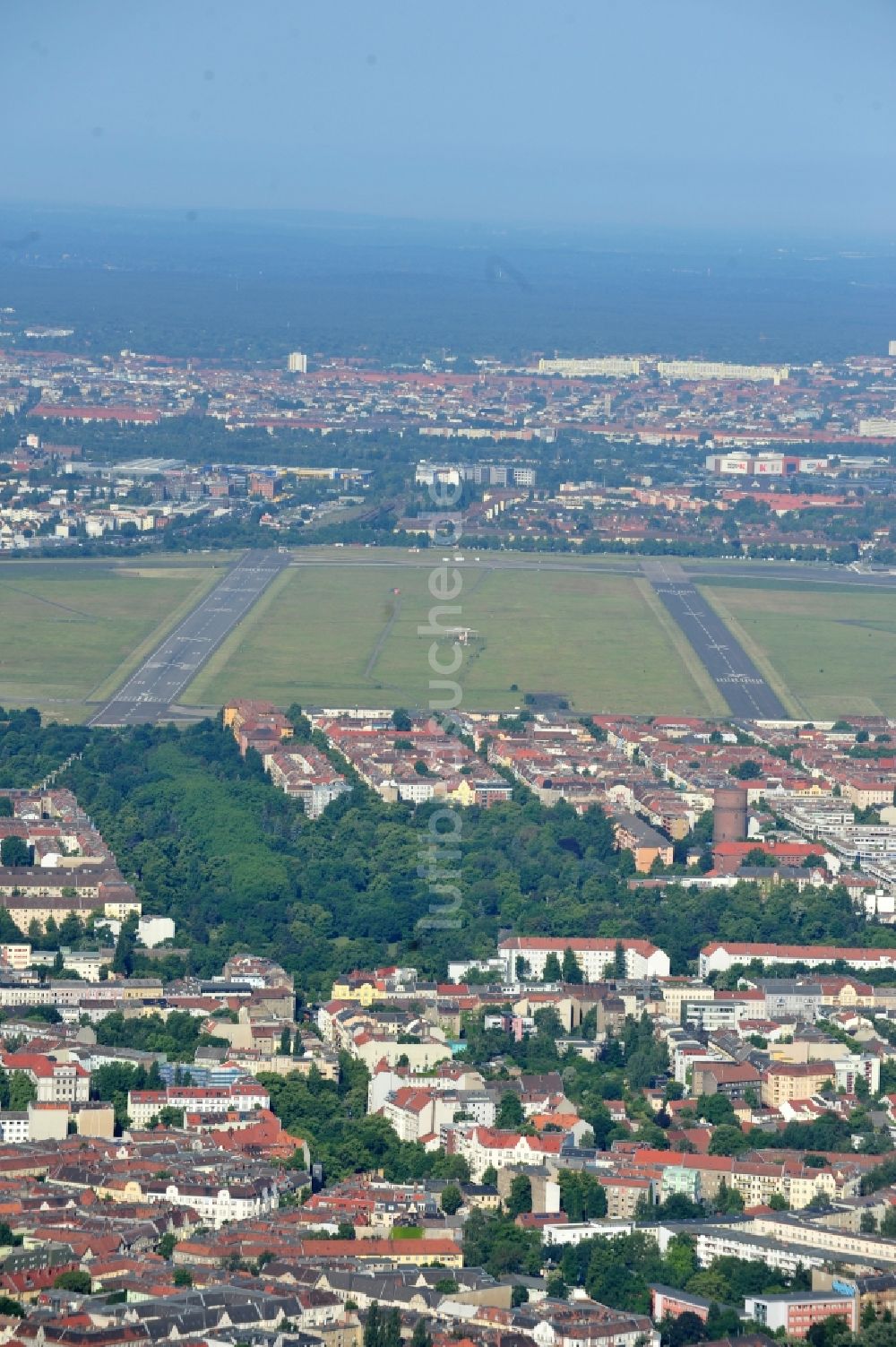 Luftaufnahme Berlin - Gelände des ehemaligen Flughafens Berlin-Tempelhof Tempelhofer Freiheit im Ortsteil Tempelhof in Berlin