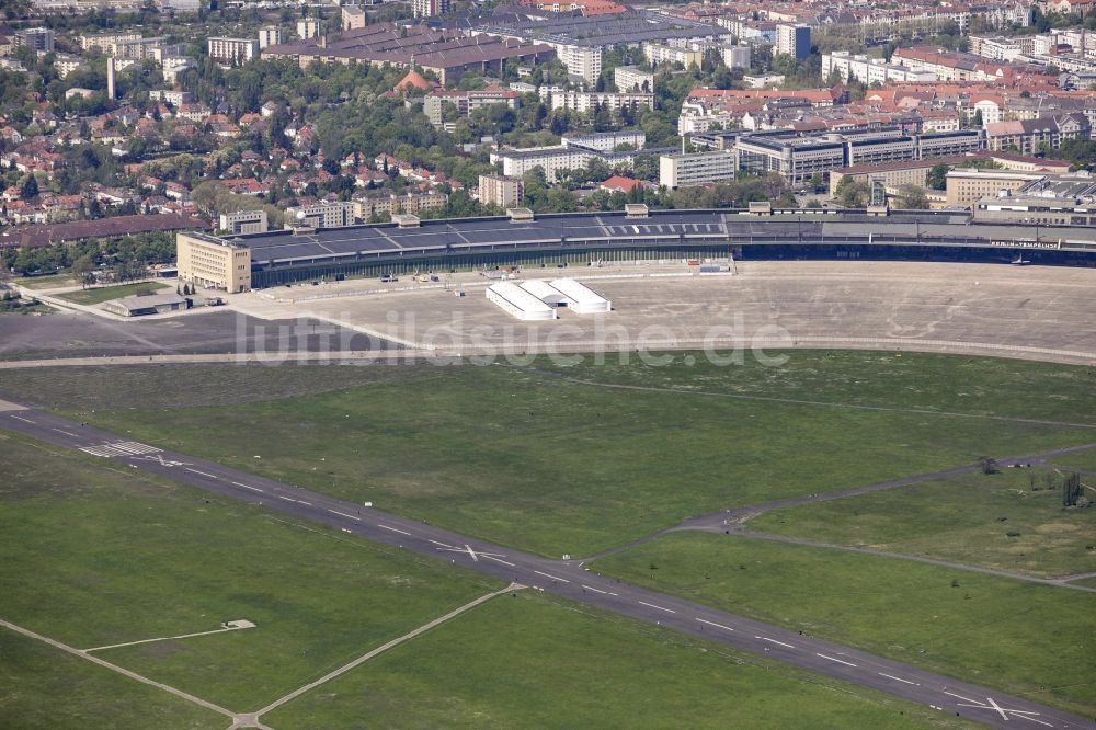 Luftaufnahme Berlin - Gelände des ehemaligen Flughafens Berlin-Tempelhof Tempelhofer Freiheit im Ortsteil Tempelhof in Berlin