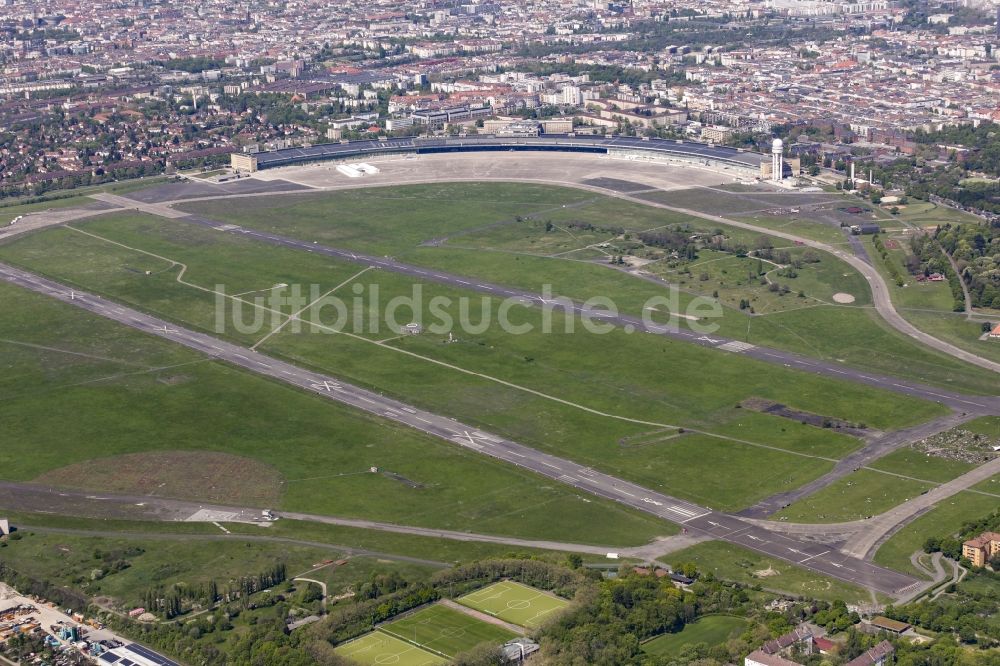 Berlin von oben - Gelände des ehemaligen Flughafens Berlin-Tempelhof Tempelhofer Freiheit im Ortsteil Tempelhof in Berlin