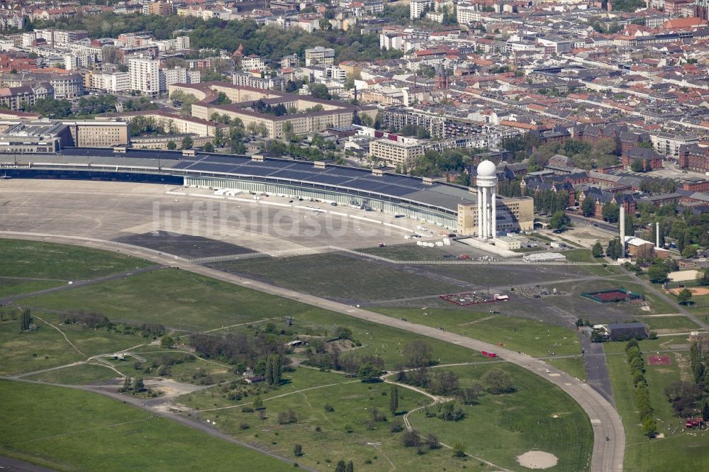 Berlin aus der Vogelperspektive: Gelände des ehemaligen Flughafens Berlin-Tempelhof Tempelhofer Freiheit im Ortsteil Tempelhof in Berlin