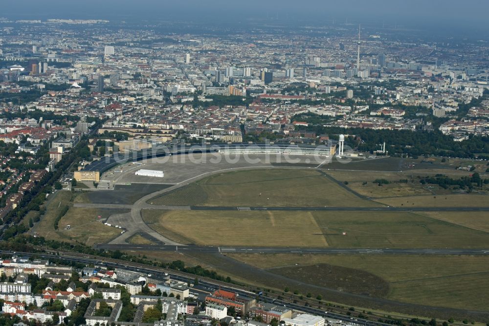 Luftaufnahme Berlin - Gelände des ehemaligen Flughafens Berlin-Tempelhof Tempelhofer Freiheit im Ortsteil Tempelhof in Berlin