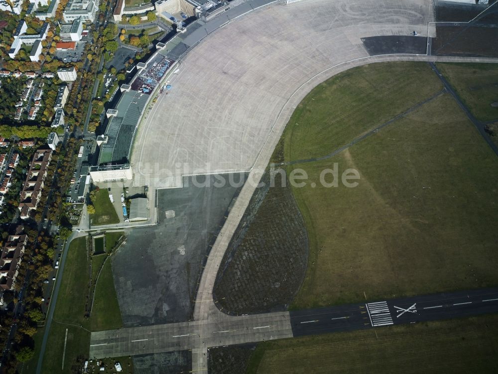 Luftbild Berlin - Gelände des ehemaligen Flughafens Berlin-Tempelhof Tempelhofer Freiheit im Ortsteil Tempelhof in Berlin