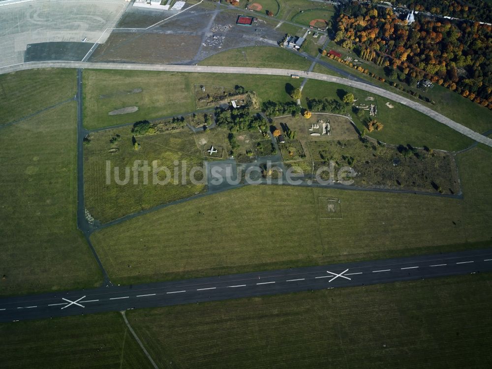 Luftaufnahme Berlin - Gelände des ehemaligen Flughafens Berlin-Tempelhof Tempelhofer Freiheit im Ortsteil Tempelhof in Berlin