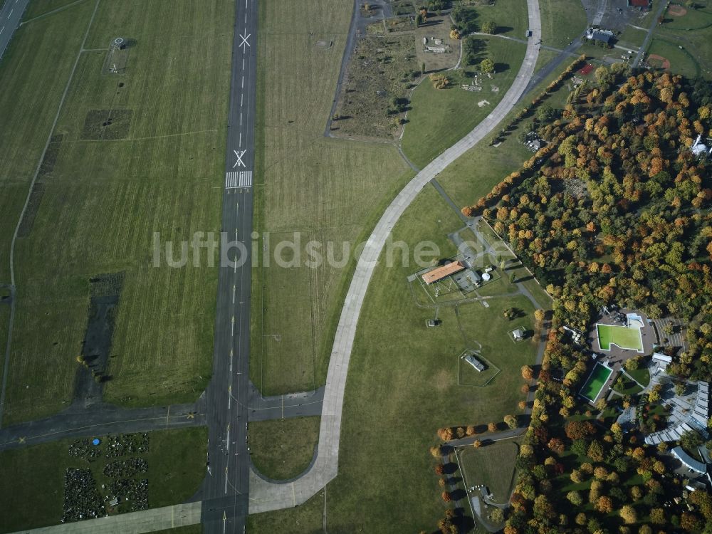 Luftbild Berlin - Gelände des ehemaligen Flughafens Berlin-Tempelhof Tempelhofer Freiheit im Ortsteil Tempelhof in Berlin