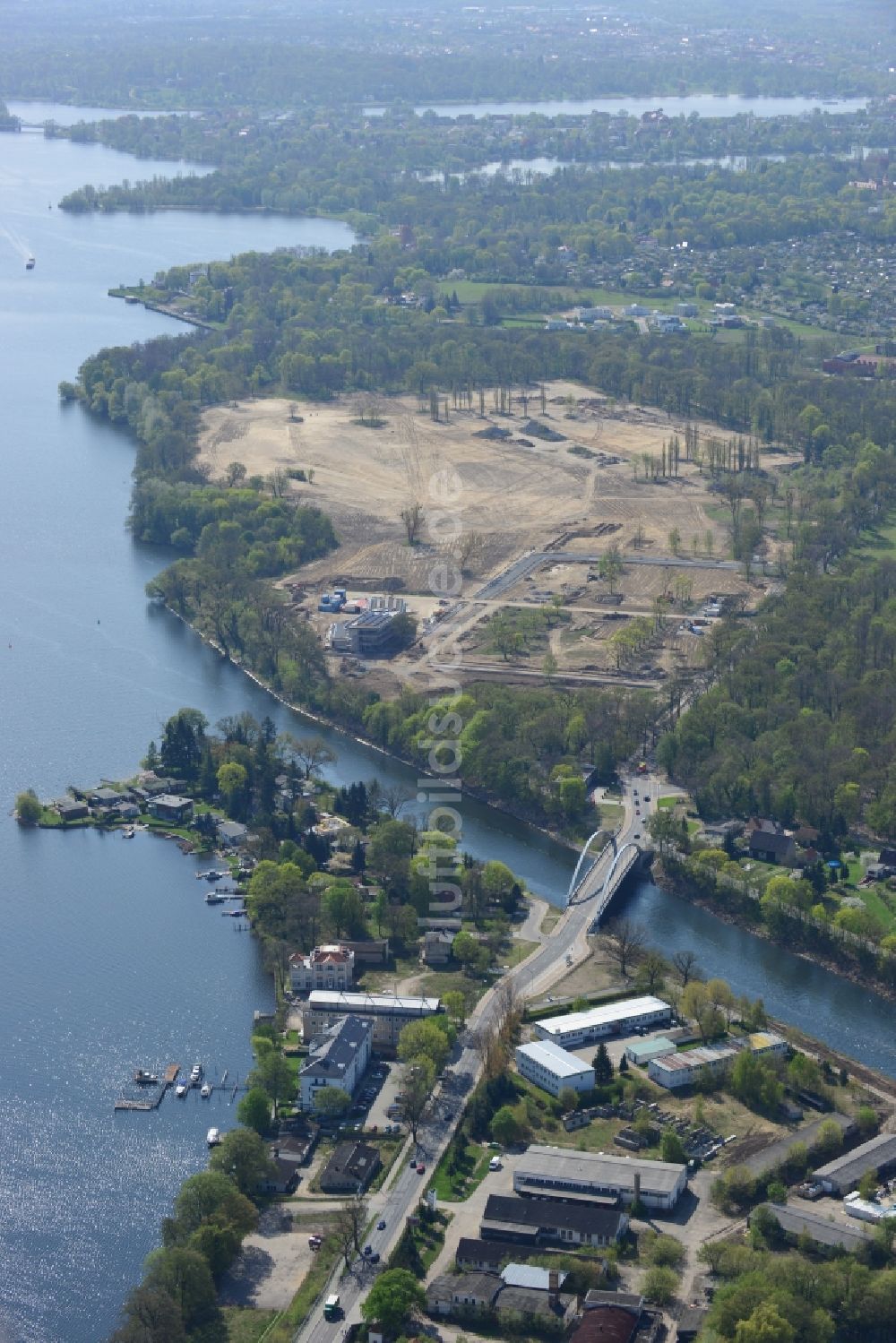 Luftbild Potsdam - Gelände der ehemaligen grauen Kasernen der russischen Armee an der Nedlitzer Straße am Ufer des Jungfernsee in Potsdam im Bundesland Brandenburg