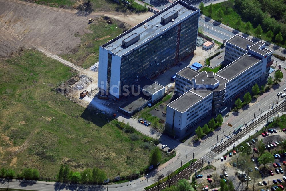 Luftaufnahme Berlin Hohenschönhausen - Gelände des ehemaligen Hochhaus des DDR Baubetriebes SHB VEB Spezialhochbau Berlin an der Wartenberger Straße Ecke Gehrenseestraße in Berlin Hohenschönhausen