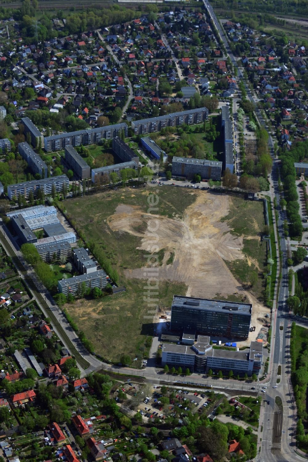 Luftaufnahme Berlin Hohenschönhausen - Gelände des ehemaligen Hochhaus des DDR Baubetriebes SHB VEB Spezialhochbau Berlin an der Wartenberger Straße Ecke Gehrenseestraße in Berlin Hohenschönhausen