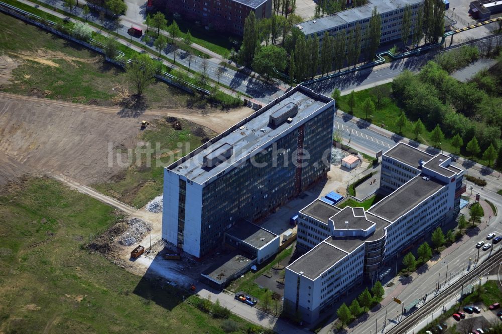 Luftaufnahme Berlin Hohenschönhausen - Gelände des ehemaligen Hochhaus des DDR Baubetriebes SHB VEB Spezialhochbau Berlin an der Wartenberger Straße Ecke Gehrenseestraße in Berlin Hohenschönhausen