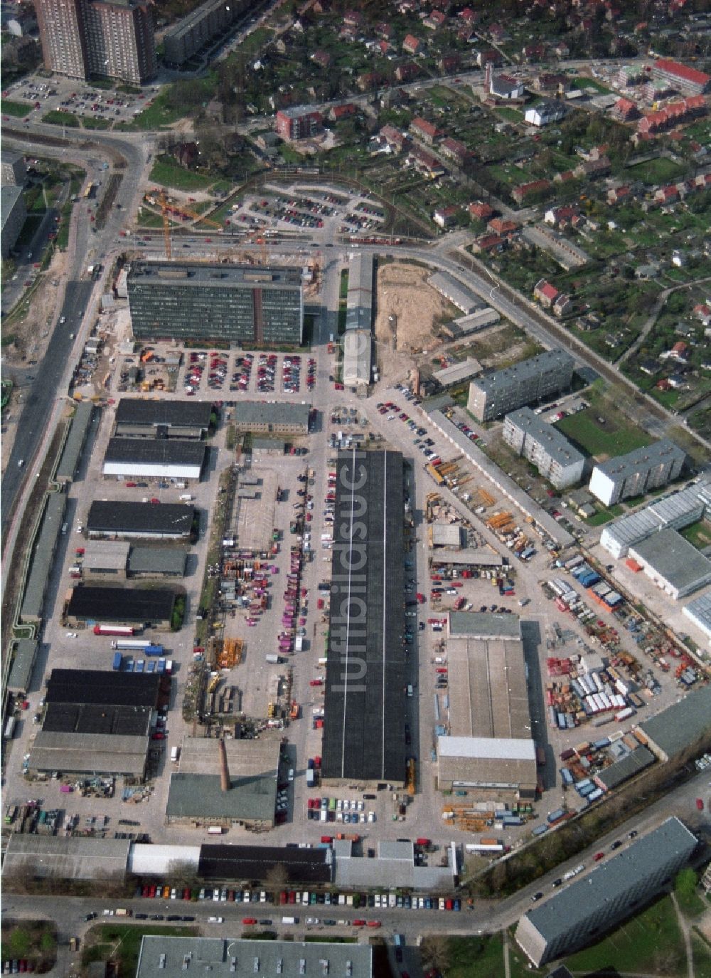 Berlin Hohenschönhausen aus der Vogelperspektive: Gelände des ehemaligen Hochhaus des DDR Baubetriebes SHB VEB Spezialhochbau Berlin an der Wartenberger Straße Ecke Gehrenseestraße in Berlin Hohenschönhausen