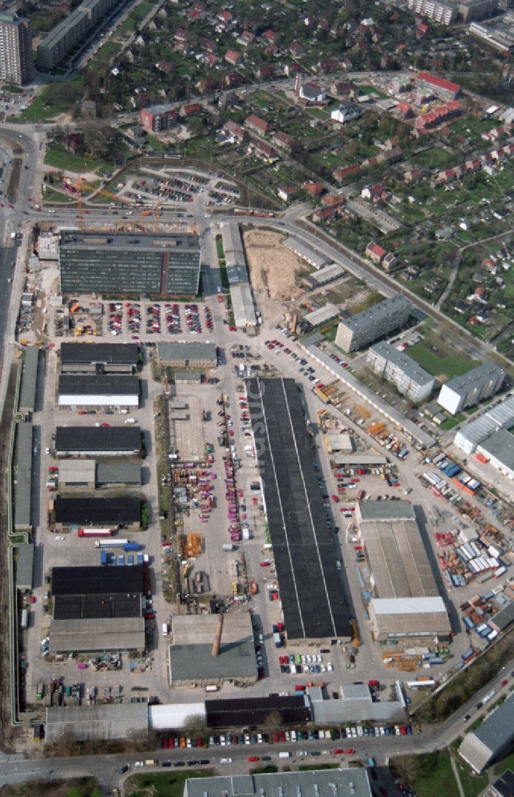 Luftbild Berlin Hohenschönhausen - Gelände des ehemaligen Hochhaus des DDR Baubetriebes SHB VEB Spezialhochbau Berlin an der Wartenberger Straße Ecke Gehrenseestraße in Berlin Hohenschönhausen