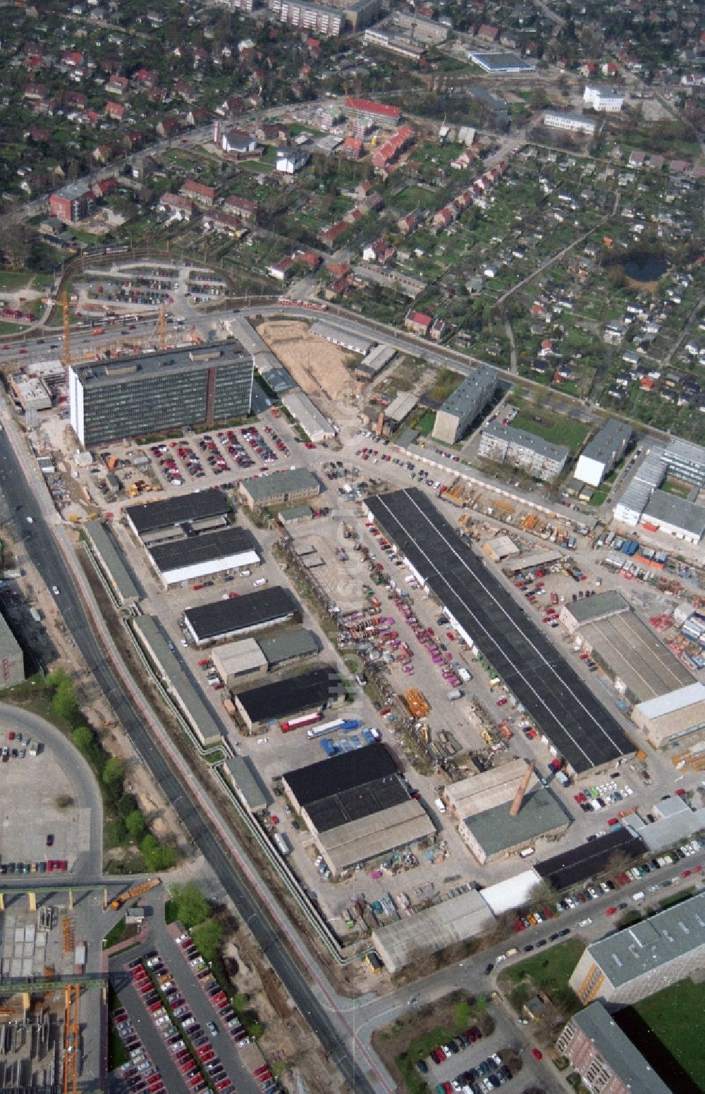 Luftaufnahme Berlin Hohenschönhausen - Gelände des ehemaligen Hochhaus des DDR Baubetriebes SHB VEB Spezialhochbau Berlin an der Wartenberger Straße Ecke Gehrenseestraße in Berlin Hohenschönhausen