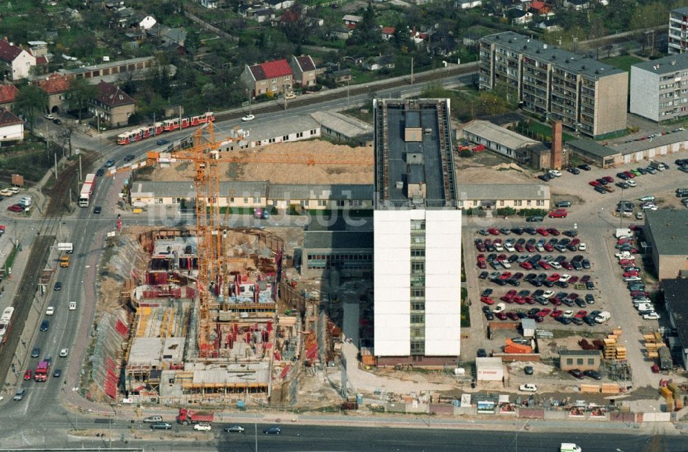 Luftaufnahme Berlin Hohenschönhausen - Gelände des ehemaligen Hochhaus des DDR Baubetriebes SHB VEB Spezialhochbau Berlin an der Wartenberger Straße Ecke Gehrenseestraße in Berlin Hohenschönhausen