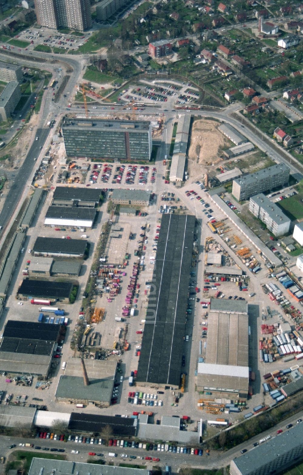 Berlin Hohenschönhausen aus der Vogelperspektive: Gelände des ehemaligen Hochhaus des DDR Baubetriebes SHB VEB Spezialhochbau Berlin an der Wartenberger Straße Ecke Gehrenseestraße in Berlin Hohenschönhausen