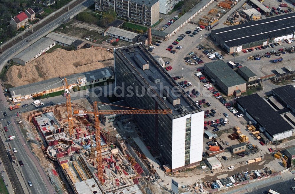 Luftbild Berlin Hohenschönhausen - Gelände des ehemaligen Hochhaus des DDR Baubetriebes SHB VEB Spezialhochbau Berlin an der Wartenberger Straße Ecke Gehrenseestraße in Berlin Hohenschönhausen