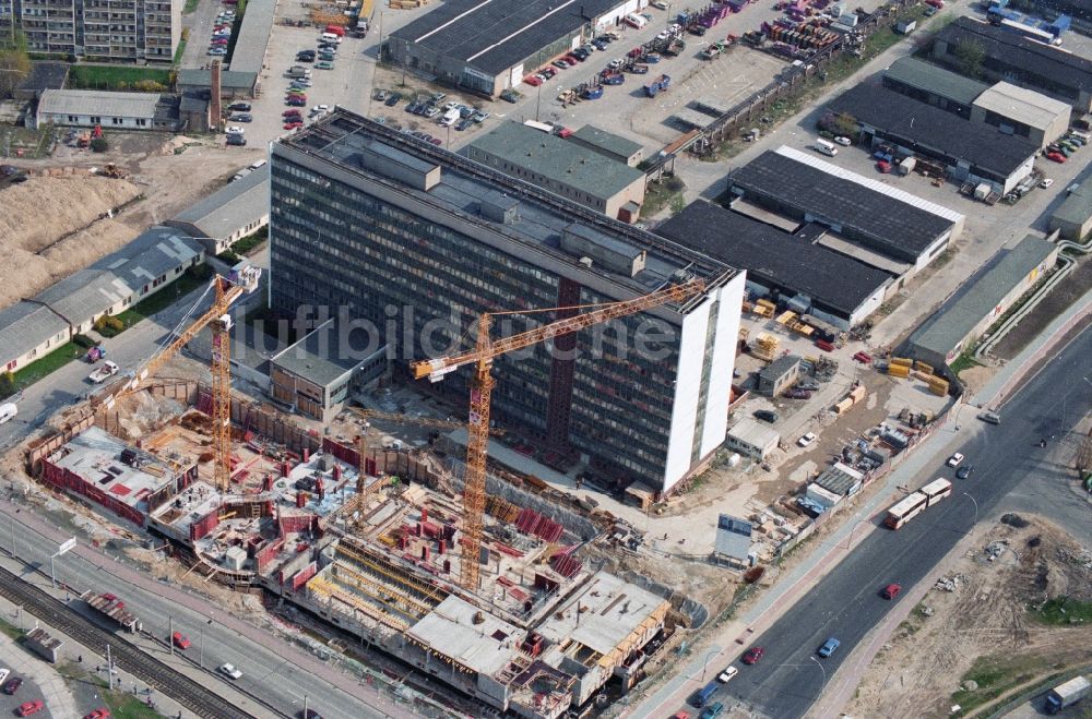 Luftaufnahme Berlin Hohenschönhausen - Gelände des ehemaligen Hochhaus des DDR Baubetriebes SHB VEB Spezialhochbau Berlin an der Wartenberger Straße Ecke Gehrenseestraße in Berlin Hohenschönhausen