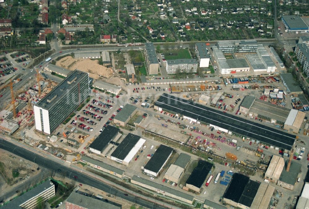 Berlin Hohenschönhausen aus der Vogelperspektive: Gelände des ehemaligen Hochhaus des DDR Baubetriebes SHB VEB Spezialhochbau Berlin an der Wartenberger Straße Ecke Gehrenseestraße in Berlin Hohenschönhausen