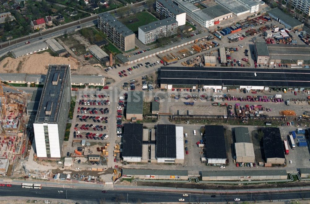 Luftaufnahme Berlin Hohenschönhausen - Gelände des ehemaligen Hochhaus des DDR Baubetriebes SHB VEB Spezialhochbau Berlin an der Wartenberger Straße Ecke Gehrenseestraße in Berlin Hohenschönhausen