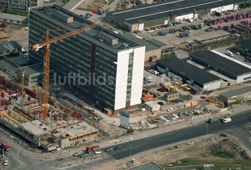 Berlin Hohenschönhausen von oben - Gelände des ehemaligen Hochhaus des DDR Baubetriebes SHB VEB Spezialhochbau Berlin an der Wartenberger Straße Ecke Gehrenseestraße in Berlin Hohenschönhausen