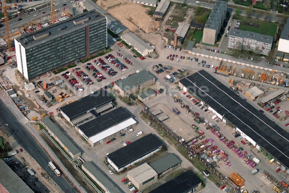 Luftaufnahme Berlin Hohenschönhausen - Gelände des ehemaligen Hochhaus des DDR Baubetriebes SHB VEB Spezialhochbau Berlin an der Wartenberger Straße Ecke Gehrenseestraße in Berlin Hohenschönhausen