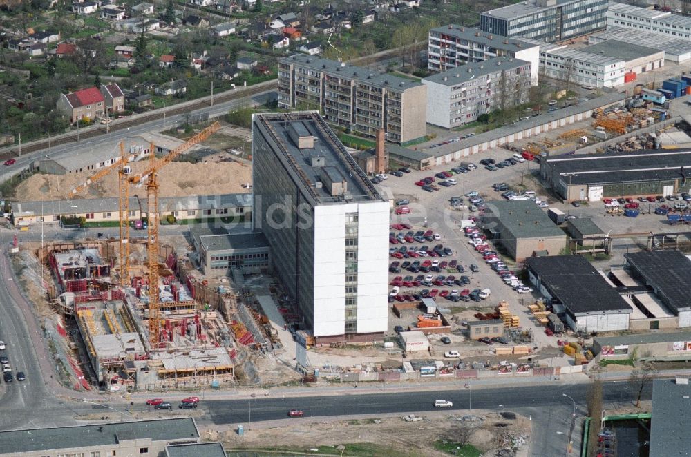 Berlin Hohenschönhausen von oben - Gelände des ehemaligen Hochhaus des DDR Baubetriebes SHB VEB Spezialhochbau Berlin an der Wartenberger Straße Ecke Gehrenseestraße in Berlin Hohenschönhausen