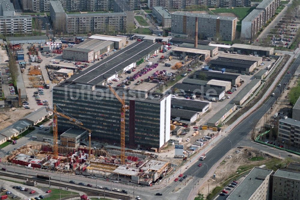 Berlin Hohenschönhausen aus der Vogelperspektive: Gelände des ehemaligen Hochhaus des DDR Baubetriebes SHB VEB Spezialhochbau Berlin an der Wartenberger Straße Ecke Gehrenseestraße in Berlin Hohenschönhausen