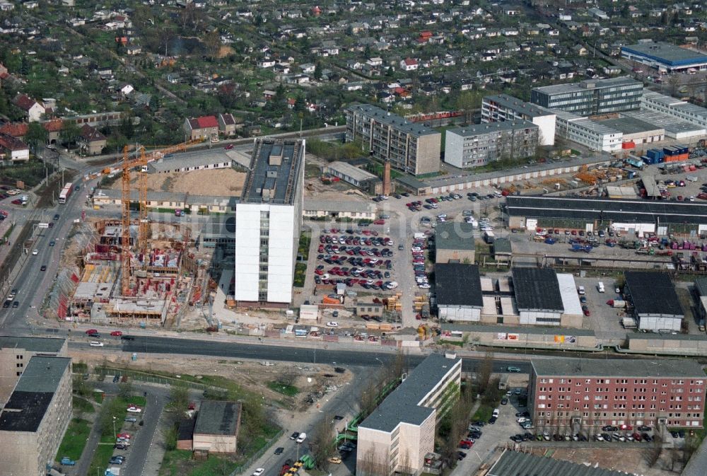 Luftaufnahme Berlin Hohenschönhausen - Gelände des ehemaligen Hochhaus des DDR Baubetriebes SHB VEB Spezialhochbau Berlin an der Wartenberger Straße Ecke Gehrenseestraße in Berlin Hohenschönhausen