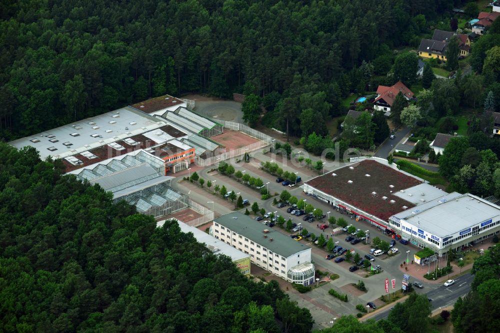 Luftbild Hohen Neuendorf - Gelände des Einkaufszentrum am ehemaligen OBI - Baumarkt an der Schönfließer Straße in Hohen Neuendorf im Bundesland Brandenburg