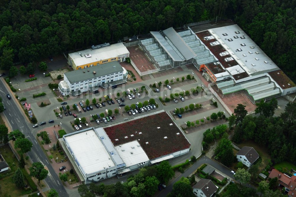 Hohen Neuendorf von oben - Gelände des Einkaufszentrum am ehemaligen OBI - Baumarkt an der Schönfließer Straße in Hohen Neuendorf im Bundesland Brandenburg