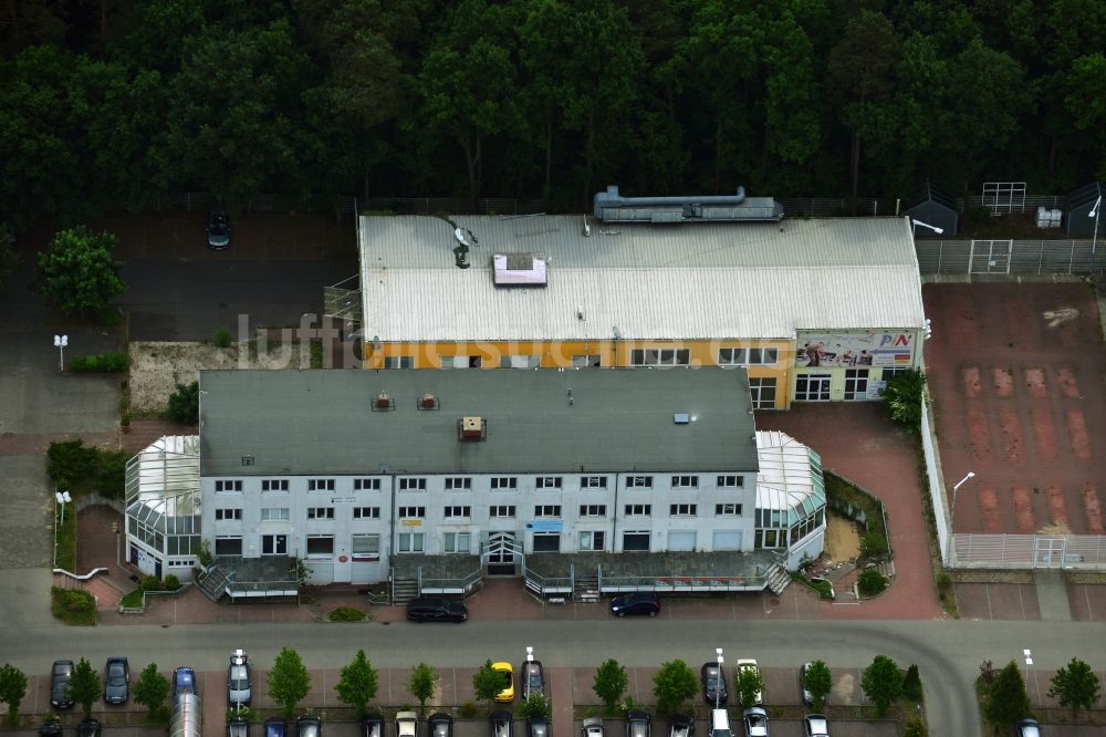 Hohen Neuendorf aus der Vogelperspektive: Gelände des Einkaufszentrum am ehemaligen OBI - Baumarkt an der Schönfließer Straße in Hohen Neuendorf im Bundesland Brandenburg