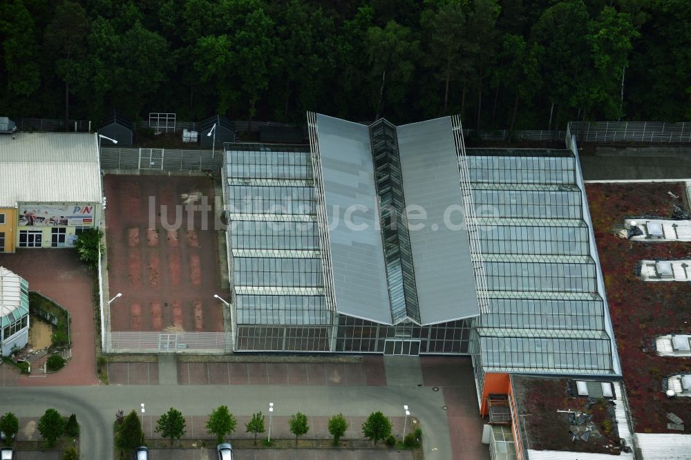 Luftbild Hohen Neuendorf - Gelände des Einkaufszentrum am ehemaligen OBI - Baumarkt an der Schönfließer Straße in Hohen Neuendorf im Bundesland Brandenburg