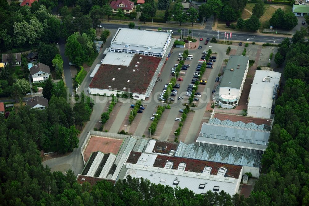 Hohen Neuendorf von oben - Gelände des Einkaufszentrum am ehemaligen OBI - Baumarkt an der Schönfließer Straße in Hohen Neuendorf im Bundesland Brandenburg