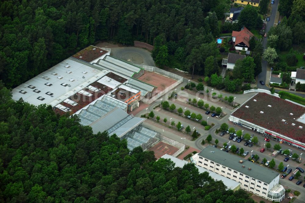 Luftbild Hohen Neuendorf - Gelände des Einkaufszentrum am ehemaligen OBI - Baumarkt an der Schönfließer Straße in Hohen Neuendorf im Bundesland Brandenburg