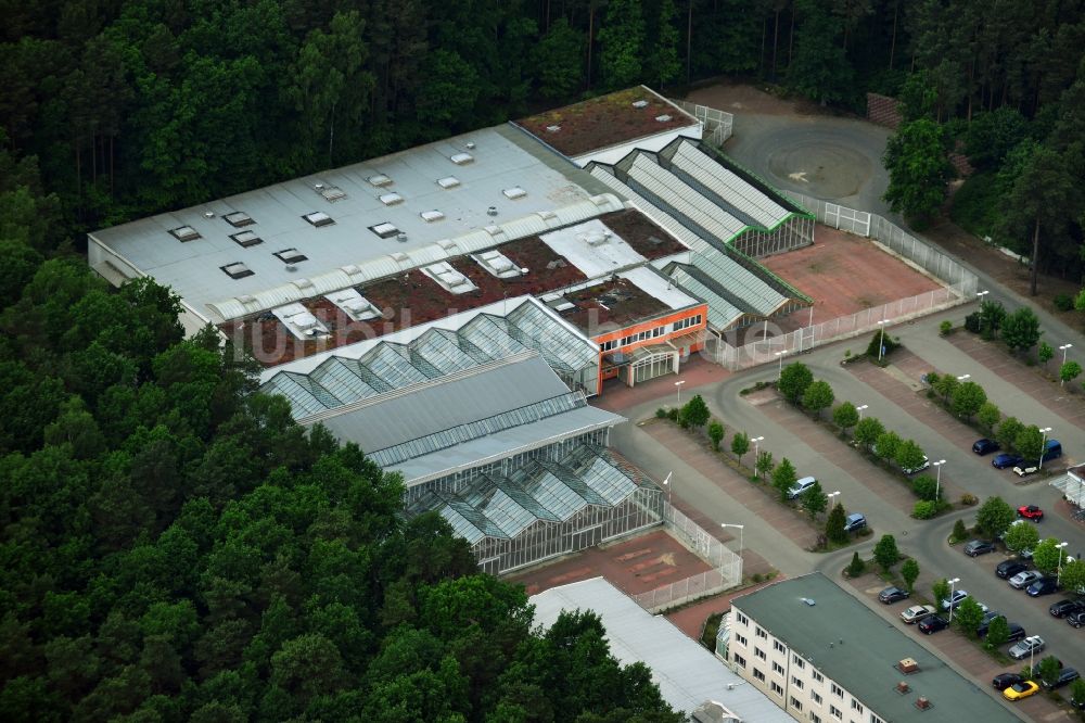 Hohen Neuendorf aus der Vogelperspektive: Gelände des Einkaufszentrum am ehemaligen OBI - Baumarkt an der Schönfließer Straße in Hohen Neuendorf im Bundesland Brandenburg