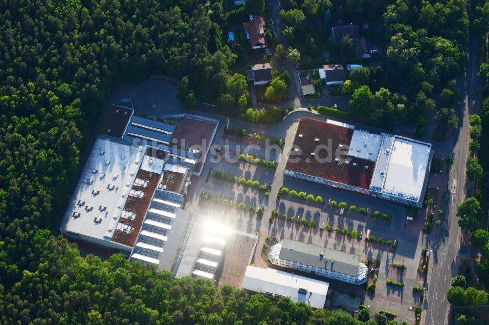 Luftbild Hohen Neuendorf - Gelände des Einkaufszentrum am ehemaligen OBI - Baumarkt an der Schönfließer Straße in Hohen Neuendorf im Bundesland Brandenburg