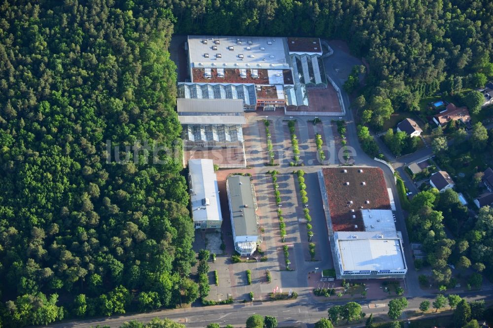 Hohen Neuendorf von oben - Gelände des Einkaufszentrum am ehemaligen OBI - Baumarkt an der Schönfließer Straße in Hohen Neuendorf im Bundesland Brandenburg