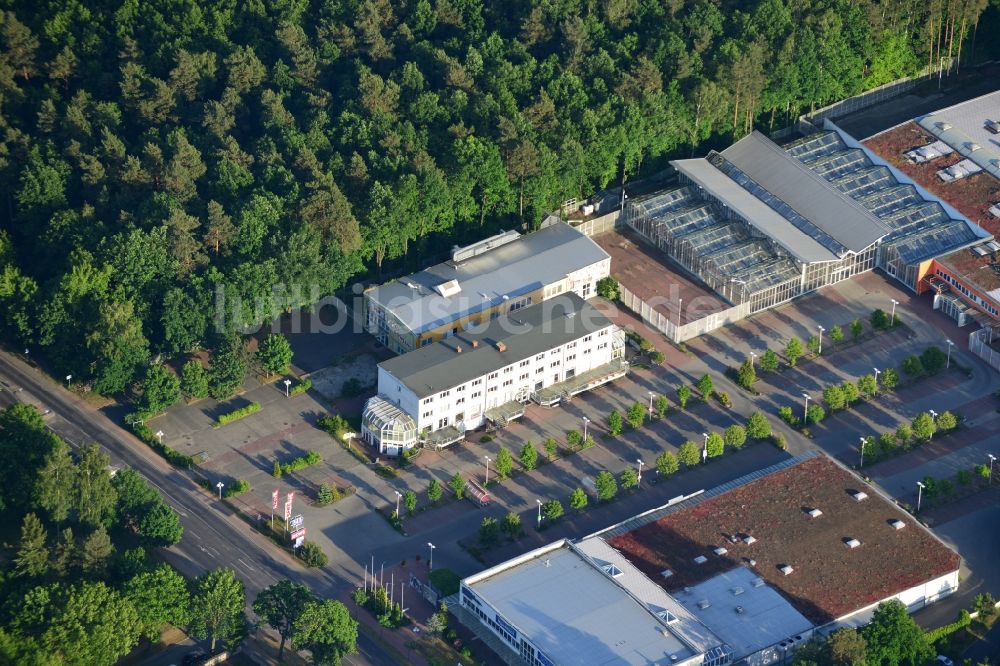 Hohen Neuendorf von oben - Gelände des Einkaufszentrum am ehemaligen OBI - Baumarkt an der Schönfließer Straße in Hohen Neuendorf im Bundesland Brandenburg