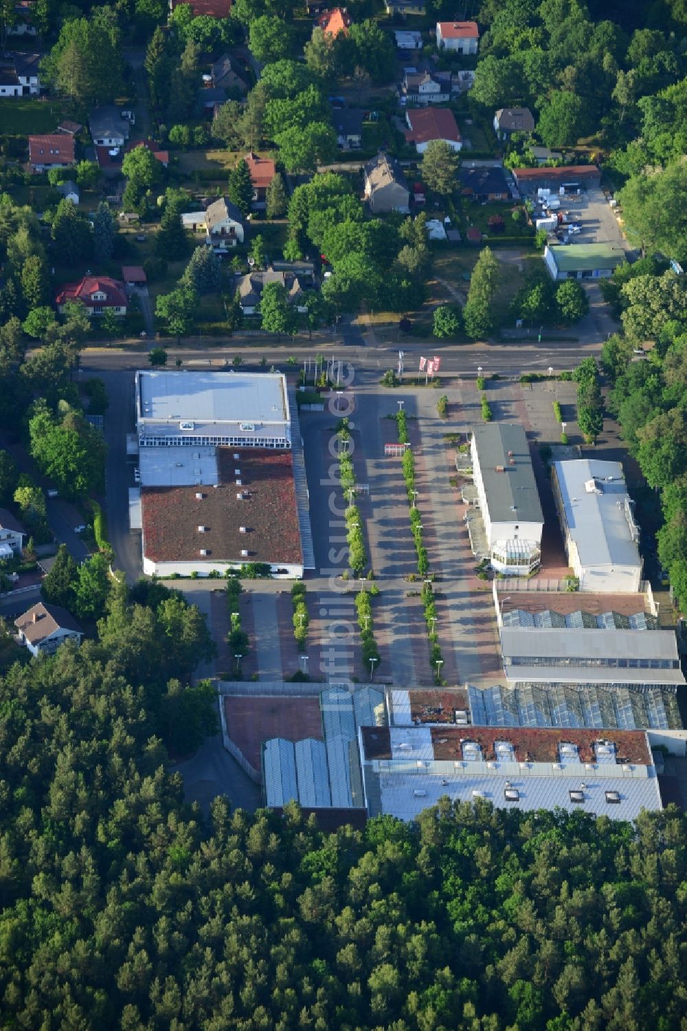 Hohen Neuendorf von oben - Gelände des Einkaufszentrum am ehemaligen OBI - Baumarkt an der Schönfließer Straße in Hohen Neuendorf im Bundesland Brandenburg