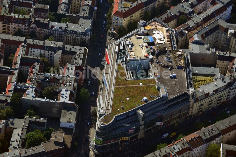 Berlin Neukölln aus der Vogelperspektive: Gelände des Einkaufszentrum Neukölln - Arcaden mit umliegenden Wohnhäusern im Stadtteil Neukölln in Berlin