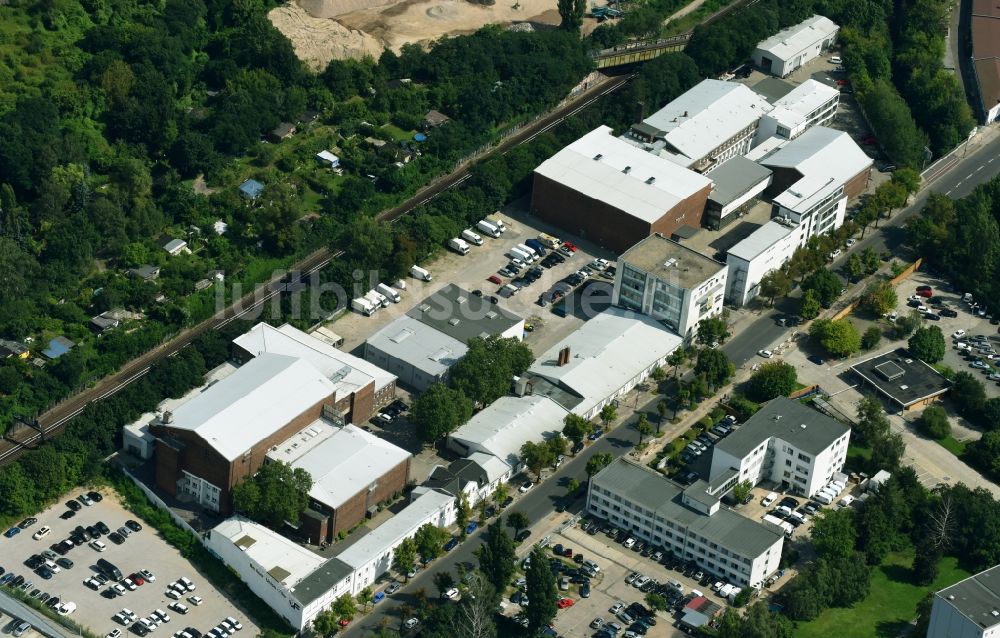 Luftbild Berlin - Gelände der Filmproduktionsfirma der Berliner Union Film UG (haftungsbeschränkt) & Co. KG an der Oberlandstraße im Ortsteil Tempelhof-Schöneberg in Berlin, Deutschland