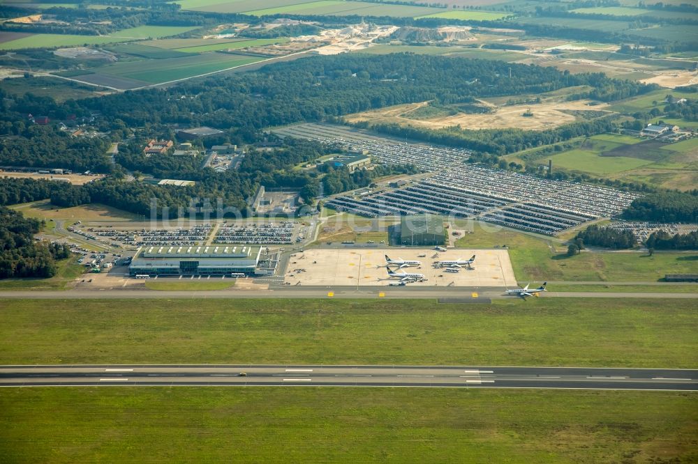 Luftaufnahme Weeze - Gelände des Flughafen Airport Weeze Flughafen Niederrhein GmbH in Weeze im Bundesland Nordrhein-Westfalen, Deutschland