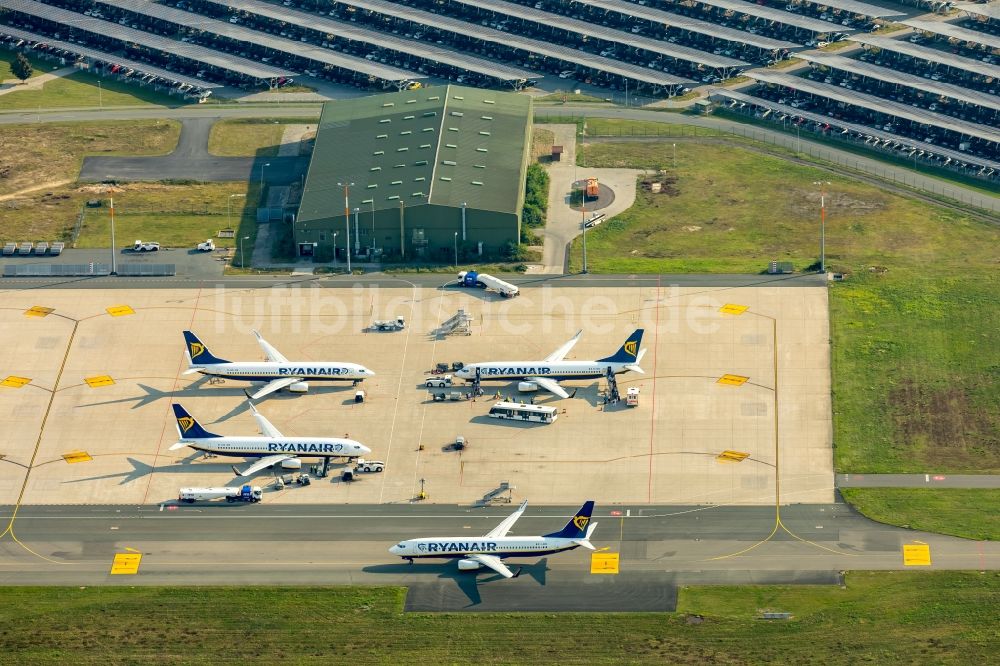 Weeze von oben - Gelände des Flughafen Airport Weeze Flughafen Niederrhein GmbH in Weeze im Bundesland Nordrhein-Westfalen, Deutschland