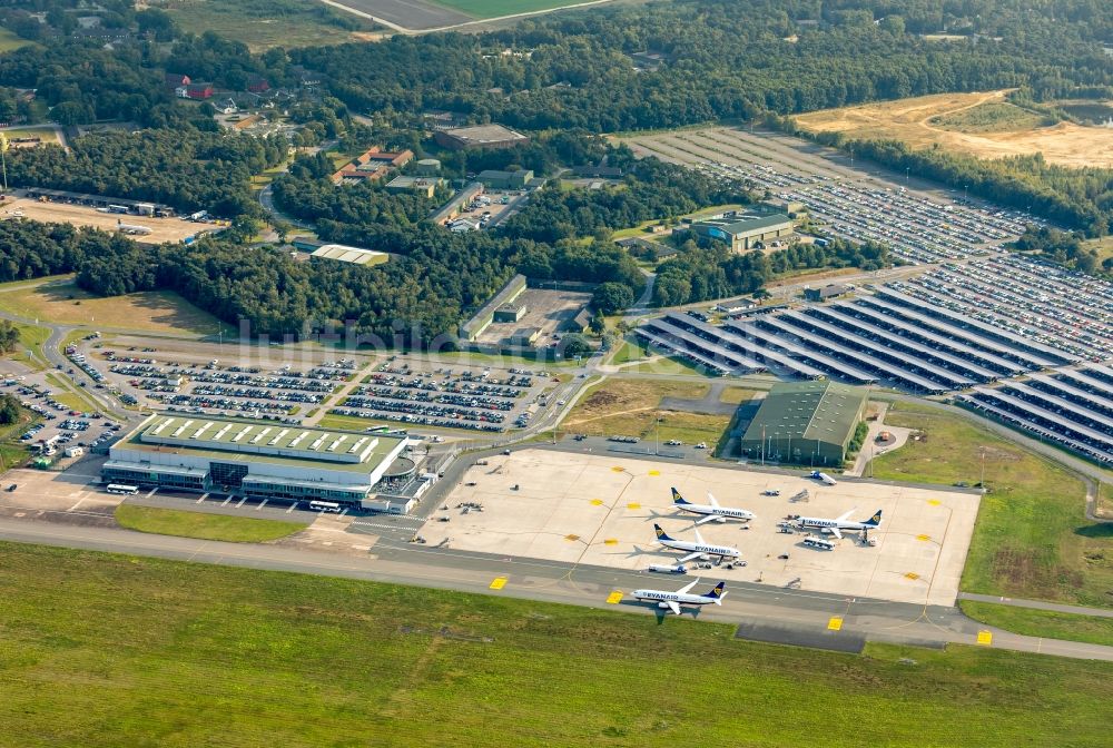 Weeze aus der Vogelperspektive: Gelände des Flughafen Airport Weeze Flughafen Niederrhein GmbH in Weeze im Bundesland Nordrhein-Westfalen, Deutschland