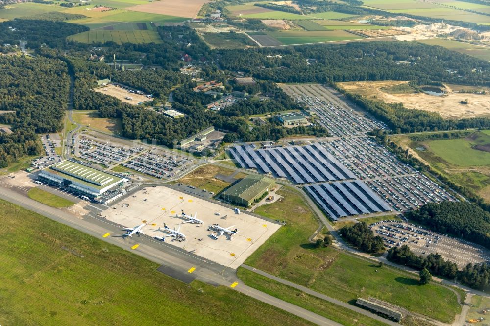 Luftaufnahme Weeze - Gelände des Flughafen Airport Weeze Flughafen Niederrhein GmbH in Weeze im Bundesland Nordrhein-Westfalen, Deutschland