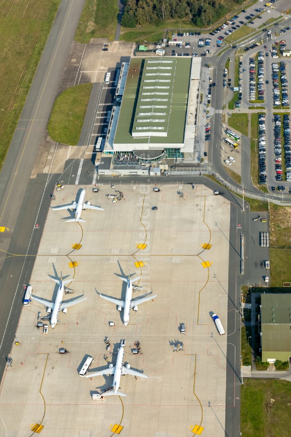 Weeze von oben - Gelände des Flughafen Airport Weeze Flughafen Niederrhein GmbH in Weeze im Bundesland Nordrhein-Westfalen, Deutschland