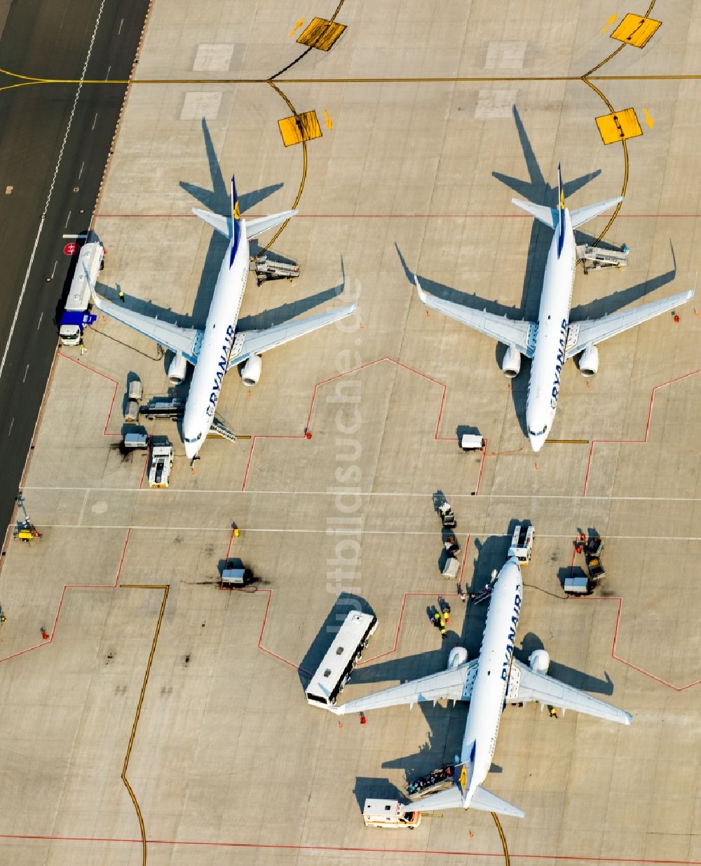 Weeze aus der Vogelperspektive: Gelände des Flughafen Airport Weeze Flughafen Niederrhein GmbH in Weeze im Bundesland Nordrhein-Westfalen, Deutschland