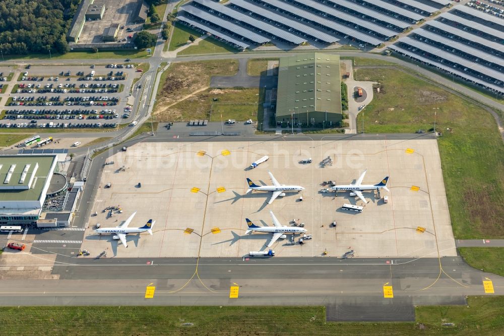 Luftbild Weeze - Gelände des Flughafen Airport Weeze Flughafen Niederrhein GmbH in Weeze im Bundesland Nordrhein-Westfalen, Deutschland