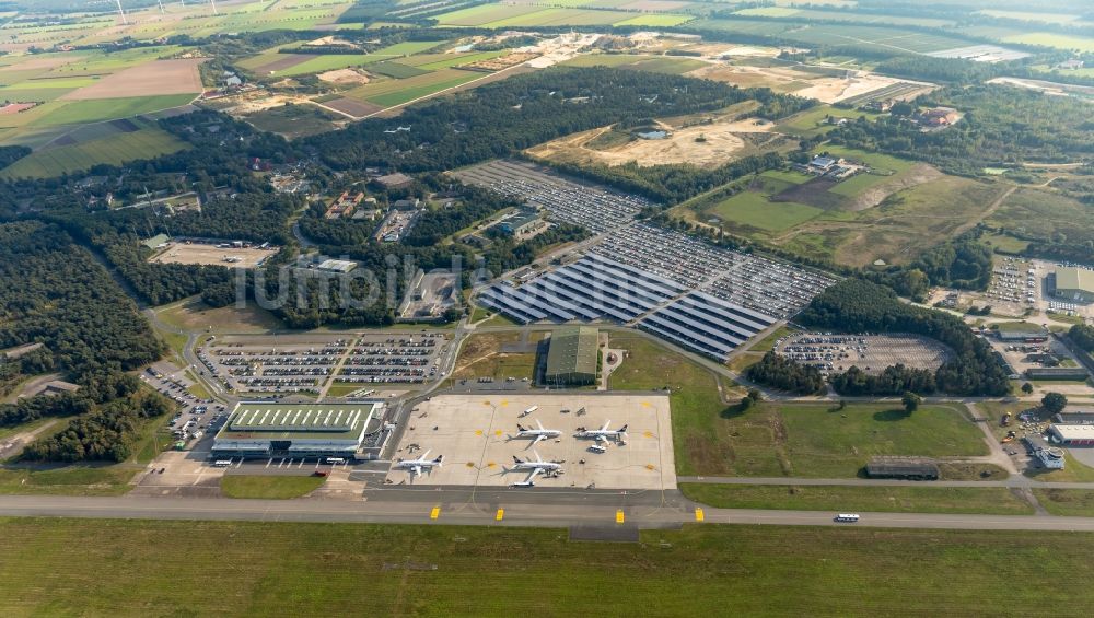 Luftaufnahme Weeze - Gelände des Flughafen Airport Weeze Flughafen Niederrhein GmbH in Weeze im Bundesland Nordrhein-Westfalen, Deutschland